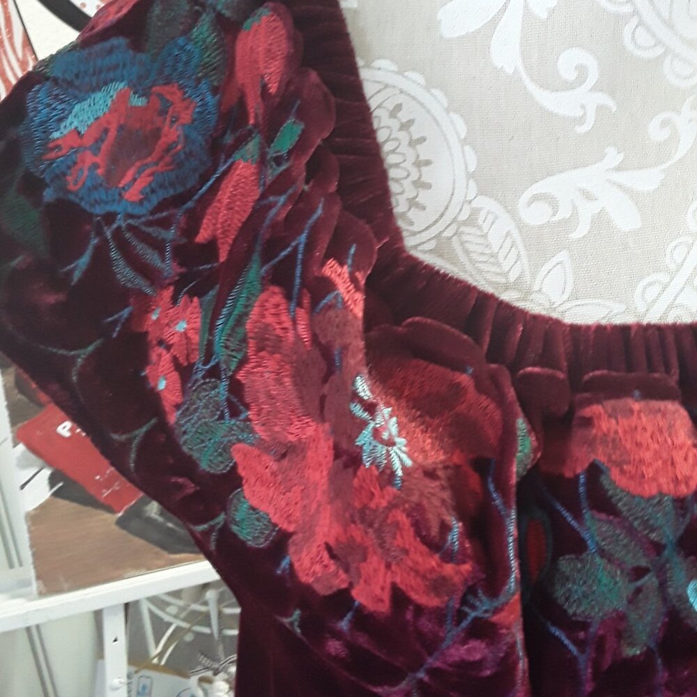 New Umgee Beautiful burgundy floral on or off shoulder tunic size L